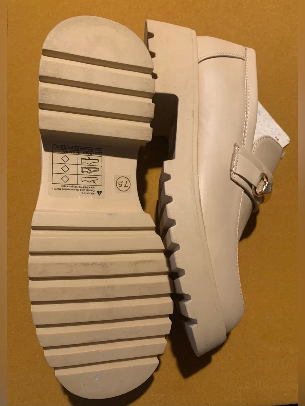 Mudd Loafer Cream white  with Gold Accent.